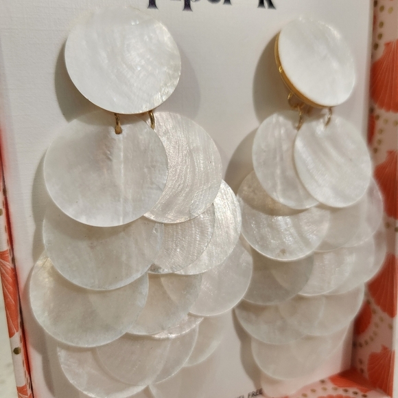 🤍🔹️ Piper K 🔹️Gorgeous shell chandelier earrings - Picture 5 of 9